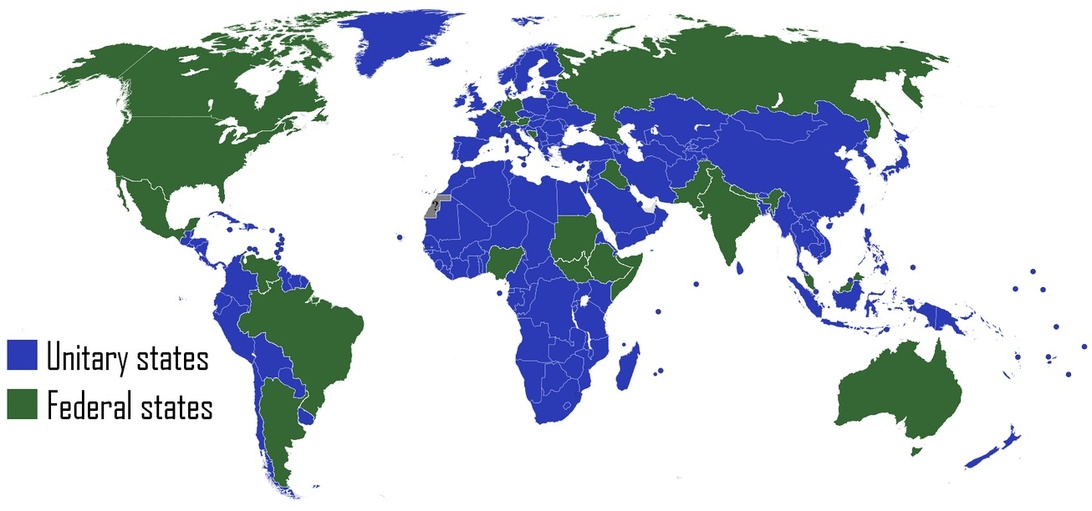 Världskarta som visar en global jämförelse mellan enhetsstater (blå) och federala stater (grön), vilket illustrerar mångfalden i hur stater organiserar sin makt.